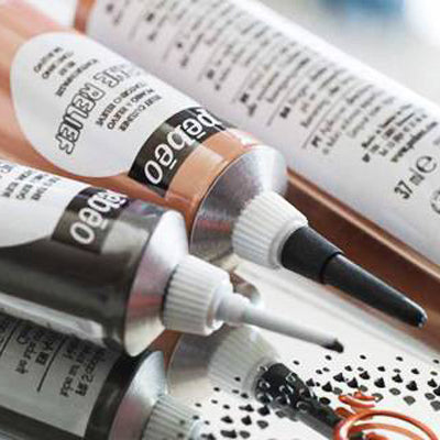 Outliners can be used straight from the tube for contouring, decorating, writing and drawing