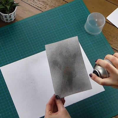 Can be misted on to the back of drawings, prints or photographs for ease of tracing on to a variety of surfaces